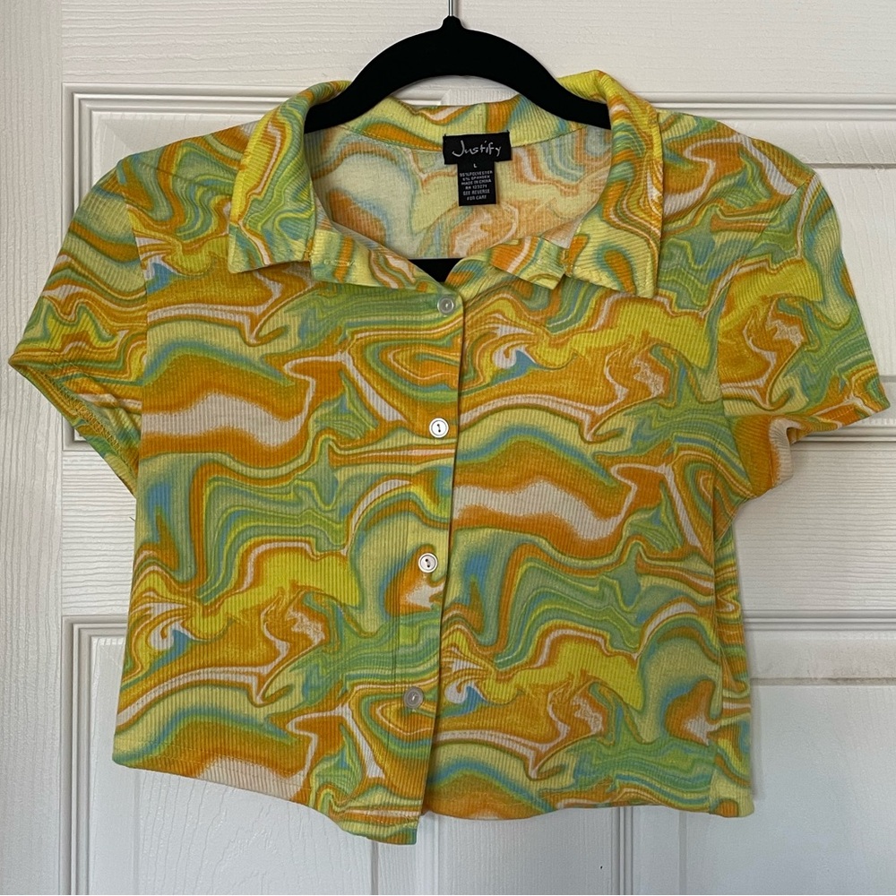 WOMEN’S JUSTIFY TIE DYE CROPPED BUTTON UP